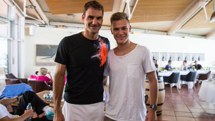 Roger Federer posa junto al  futbolista del Bayern de Múnich Joshua Kimmich antes de su debut en la Mercedes Cup.