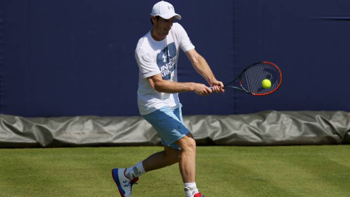 Andy Murray devuelve una bola durante un entrenamiento para el Aegon Championships de Queen´s.