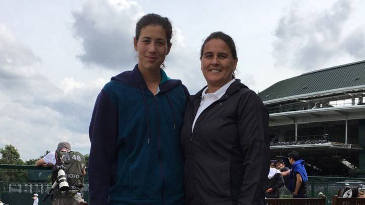 Garbiñe Muguruza y Conchita, en Wimbledon.