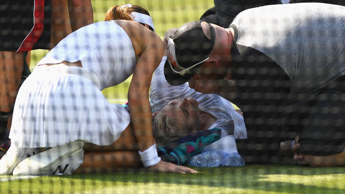 Mattek-Sands, atendida por Cirstea y su fisio.