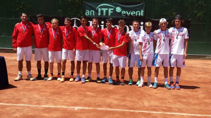 Los jugadores de España posan con el trofeo de campeones de Europa de tenis en categoría infantil.