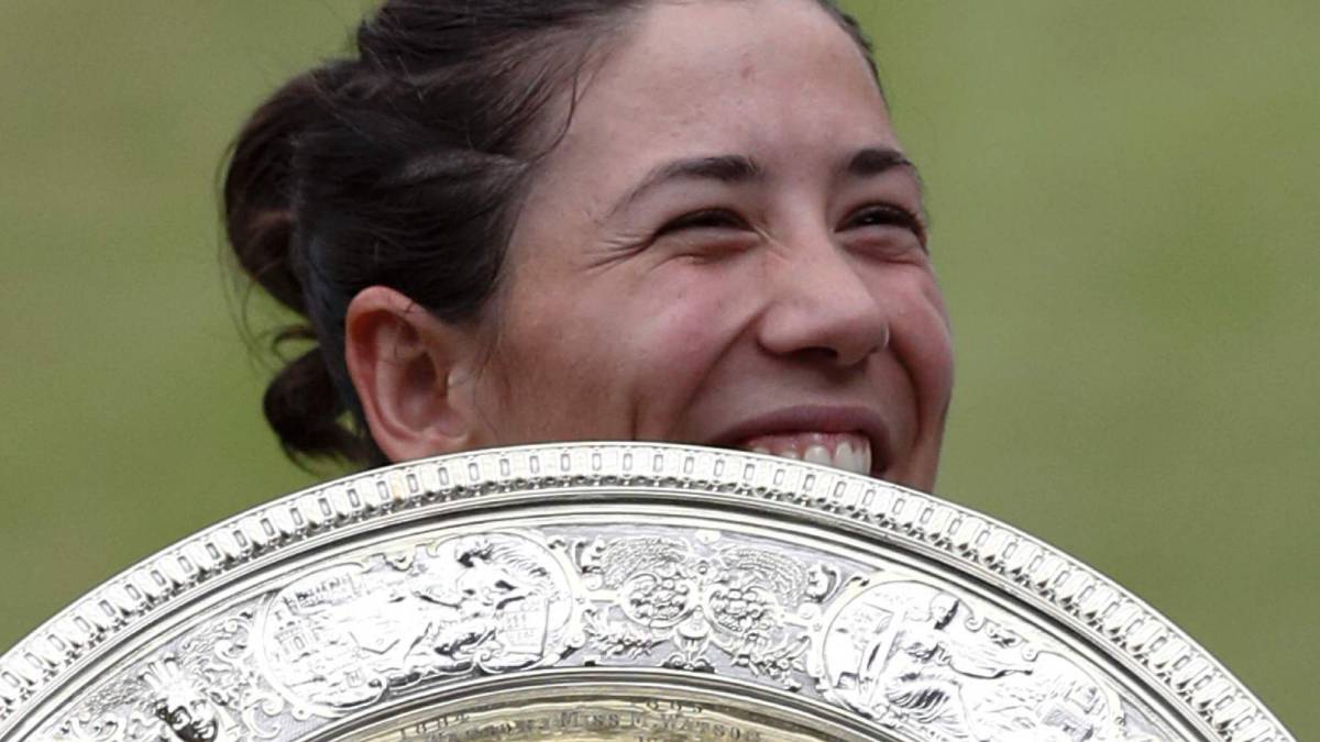 Garbiñe Muguruza celebra su título en Wimbledon.