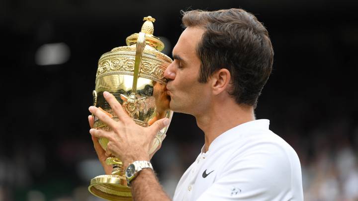 Roger Federer, con su trofeo.