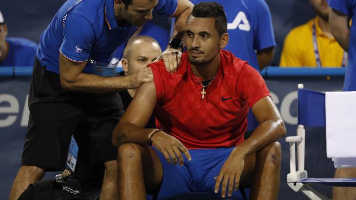 Nick Kyrgios, atendido por el fisio.