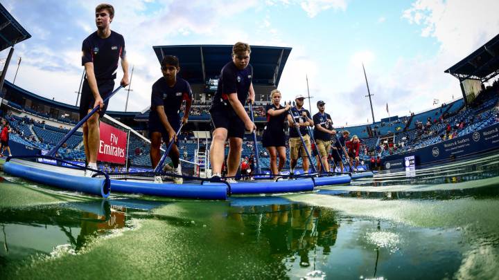 Operarios secan la pista del Cincinnati Open.