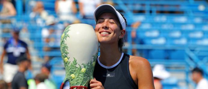 Garbiñe Muguruza, con el trofeo de Cincinnati.