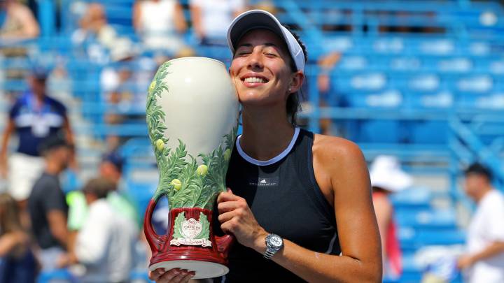 Garbiñe Muguruza, con el trofeo de Cincinnati.