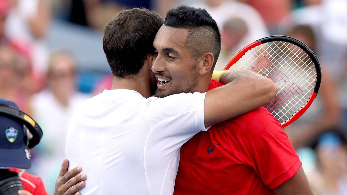 Kyrgios saludando a Dimitrov después de la final.