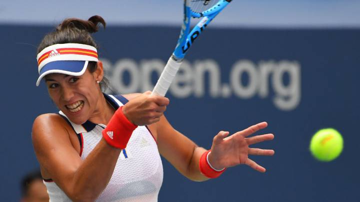 Garbiñe Muguruza devuelve una bola ante Varvara Lepchenko durante su partido de primera ronda del US Open 2017 en el USTA Billie Jean King National Tennis Center de Nueva York.