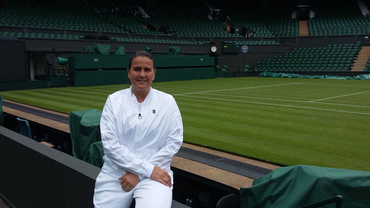 Conchita Martínez posa para AS en la pista central de Wimbledon.
