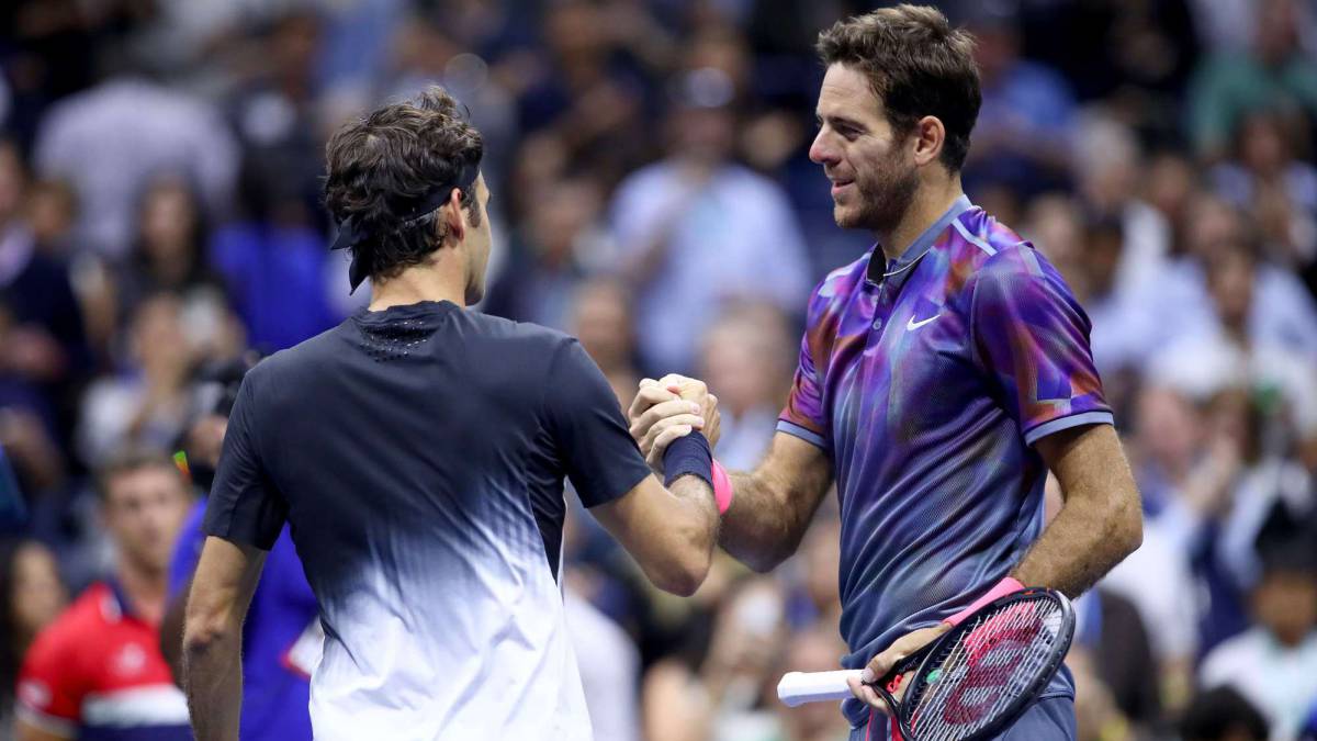 Juan Martin del Potro saluda a Roger Federer después de ganarle en el encuentro de cuartos de final del US Open en el USTA Billie Jean King National Tennis Center de Flushing Meadows de Nueva York.