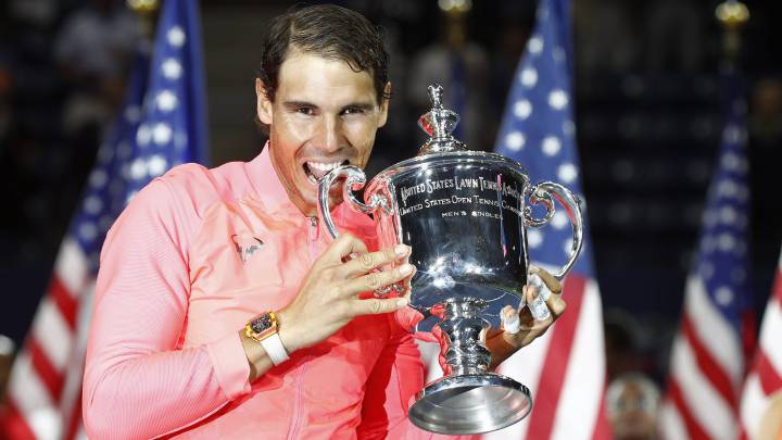 Rafa Nadal muerde el trofeo de campeón del US Open tras batir a Kevin Anderson en la final.