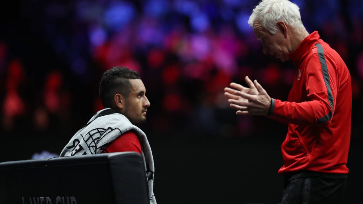 John Mcenroe, da indicaciones a Nick Kyrgios durante un descanso del partido que le midió a Roger Federer en la Laver Cup.