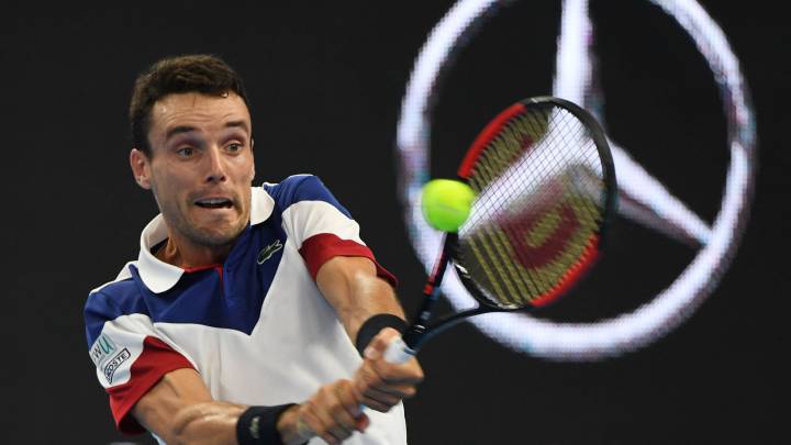 Roberto Bautista devuelve una bola ante Zhang Ze durante su partido en el China Open de Pekín.