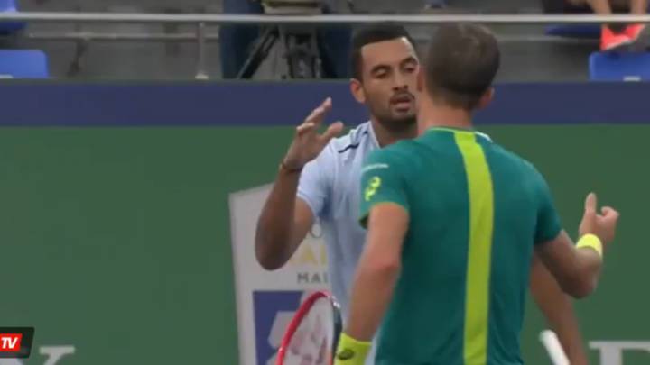 Kyrgios se despide de Johnson.