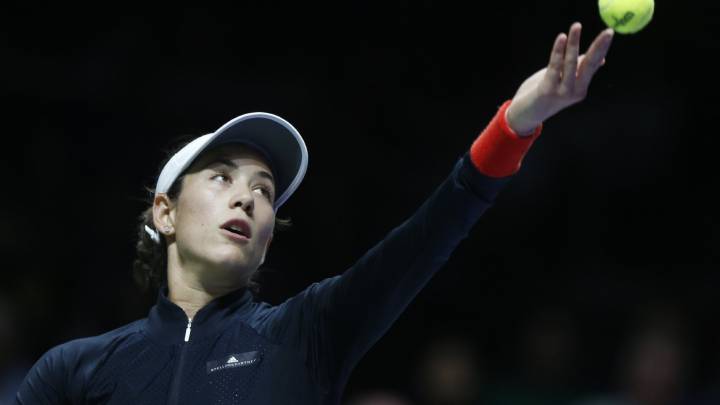 Garbiñe Muguruza saca en su partido ante Jelena Ostapenko durante las WTA Finals de Singapur.