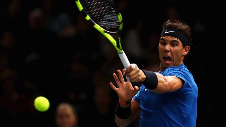 Rafa Nadal devuelve una bola ante Hyeon Chung durante su partido de segunda ronda en el Rolex París Masters.