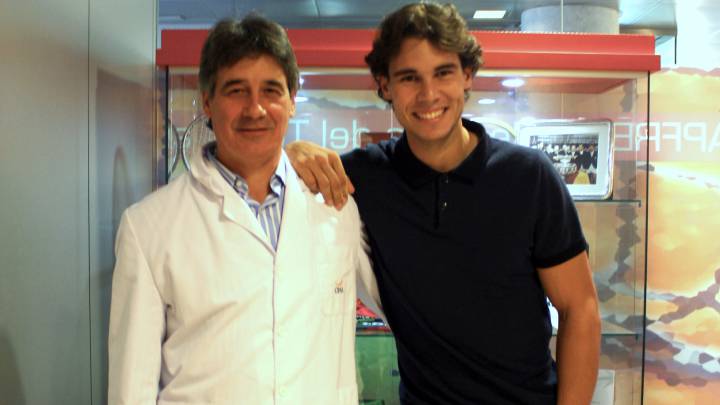 El tenista Rafael Nadal posa junto al doctor Ángel Ruiz-Cotorro, director de la Clínica y responsable de los Servicios Médicos de la RFET, en una imagen de noviembre de 2011.