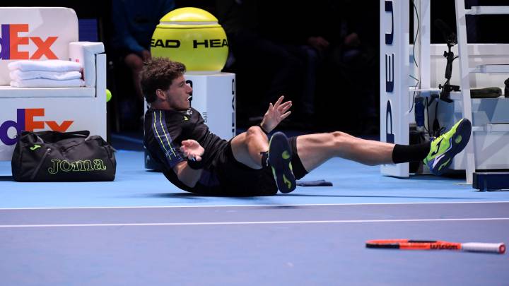 Pablo Carreño se fue al suelo.