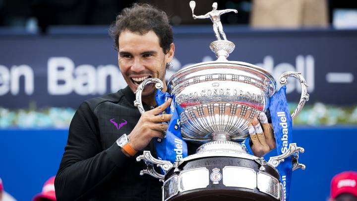 Rafa Nadal muerde el trofeo de campeón del Barcelona Open Banc Sabadell de 2017.