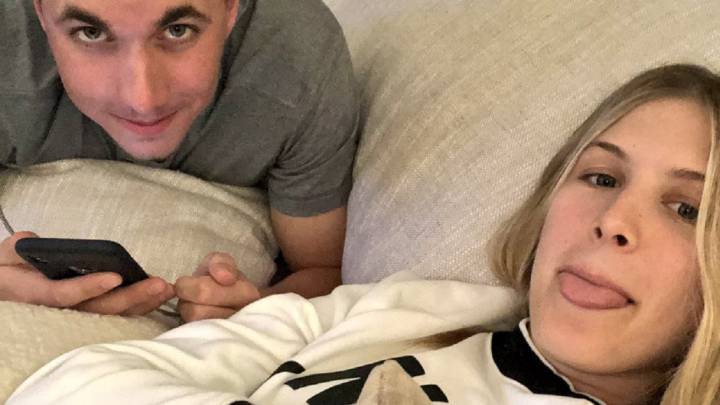 Genie Bouchard posa junto al tuitero con el que perdió una apuesta en la Super Bowl.