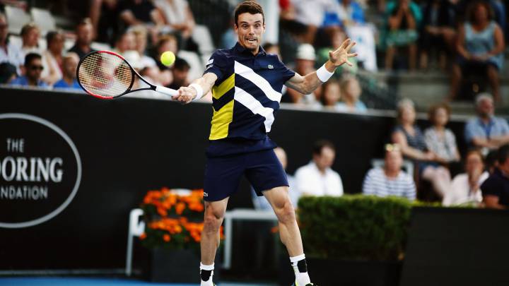 Roberto Bautista devuelve una bola ante Michael Venus durante la disputa de su partido en el ASB Men's Classic de Auckland.