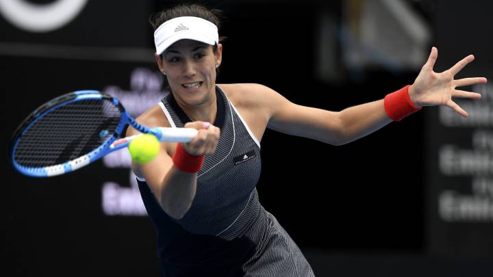 La tenista española Garbiñe Muguruza golpea la bola contra la holandesa Kiki Bertens durante su partido de la segunda ronda del torneo de tenis de Sídney, Australia.