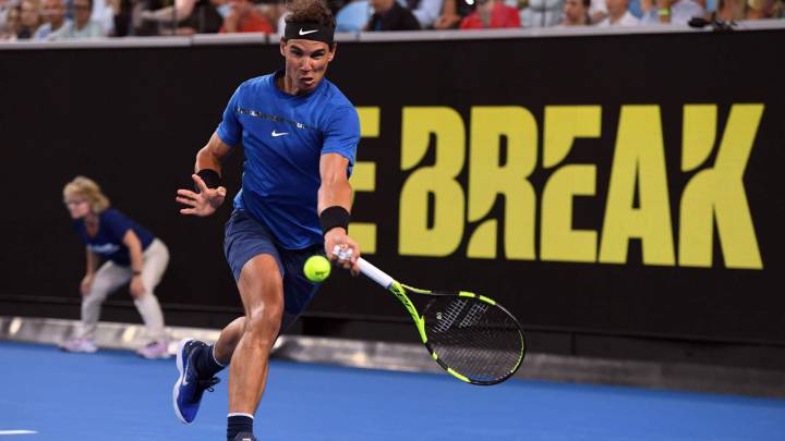 Rafa Nadal devuelve una bola durante su partido ante Lleyton Hewitt en el "Tie Break Tens" de Melbourne.