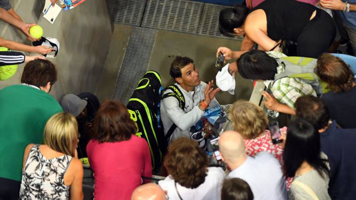 Rafa Nadal firma autógrafos.