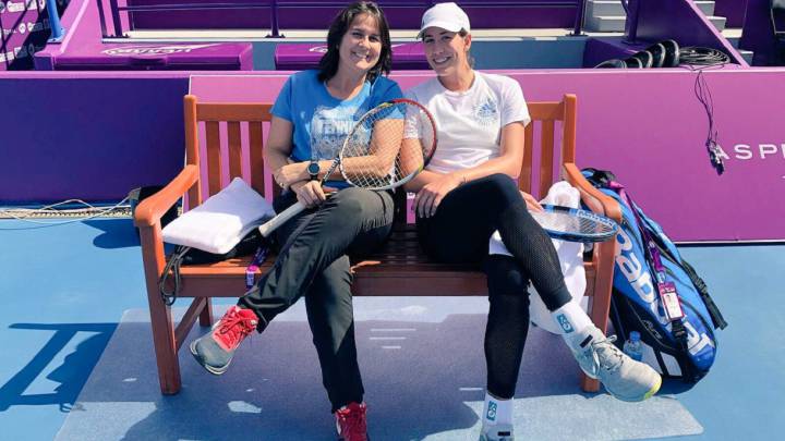 Garbiñe Muguruza posa junto a Conchita Martínez durante un entrenamiento para el torneo de Doha.