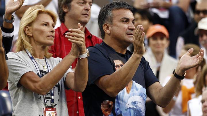 Srdan Djokovic and Dijana Djokovic aplauden a su hijo Novak Djokovic tras jugar ante Roger Federer en el U.S. Open de 2010.