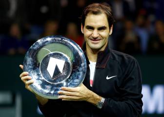 Federer se pasea ante Dimitrov y afianza el número uno