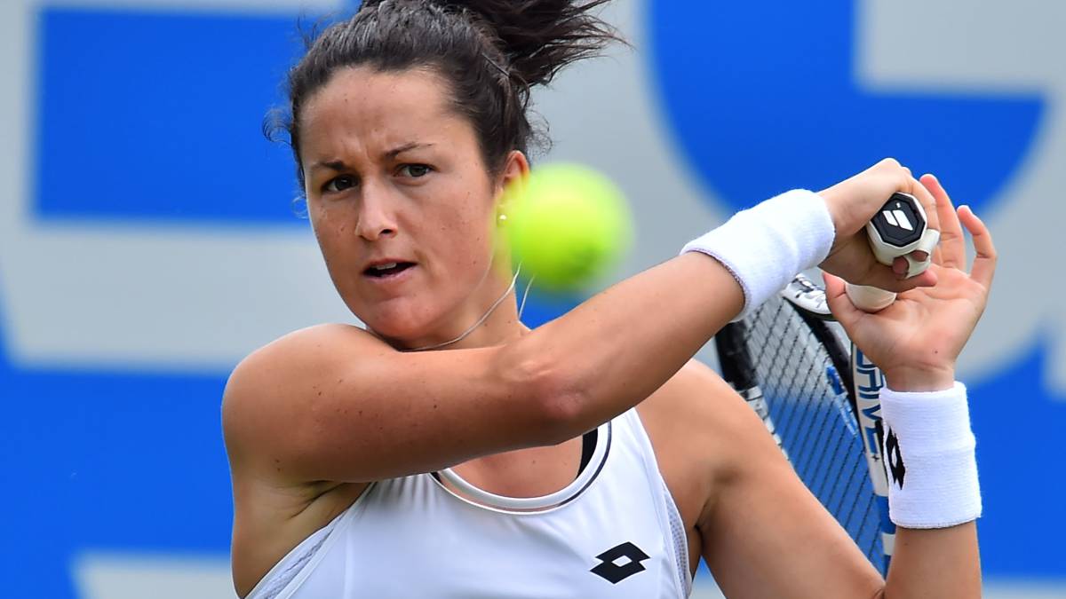 Lara Arruabarrena devuelve una bola durante un partido.