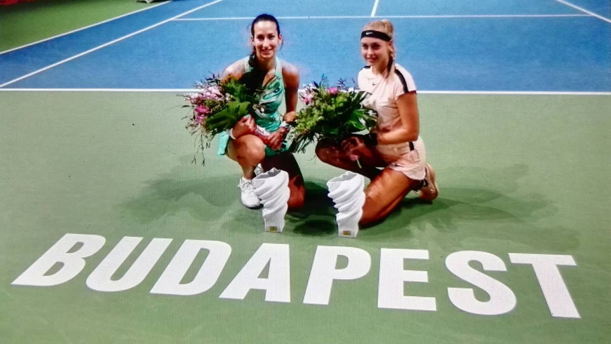 Georgina García y Fanny Stollar, con sus trofeos en Budapest.