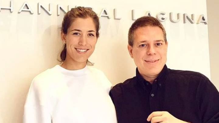 Garbiñe Muguruza y Hannibal Laguna posan después de que la tenista anunciase que el diseñador le hará su traje para los Oscar.