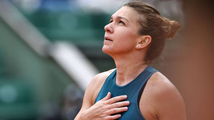 Simona Halep celebra su victoria ante Alison Riske en su partido de primera ronda de Roland Garros.