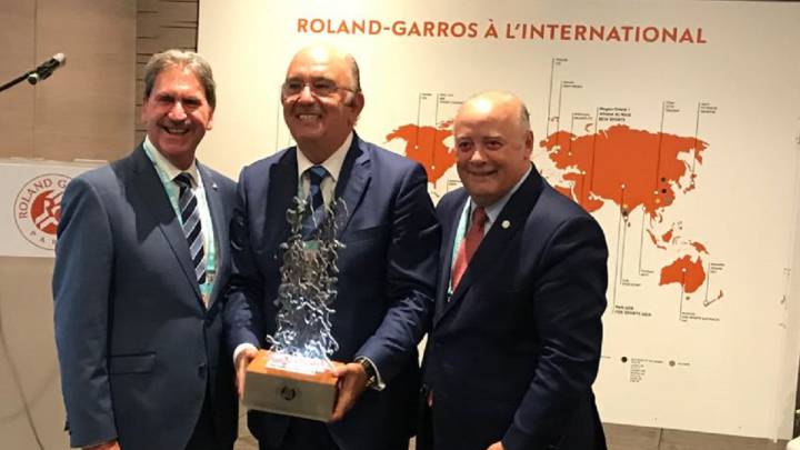 Miguel Díaz recoge el premio al Mejor País Junior 2017