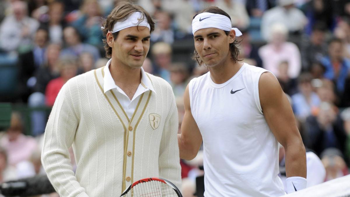 Roger Federer y Rafael Nadal posan para los fotógrafos antes de la final de Wimbledon 2008.