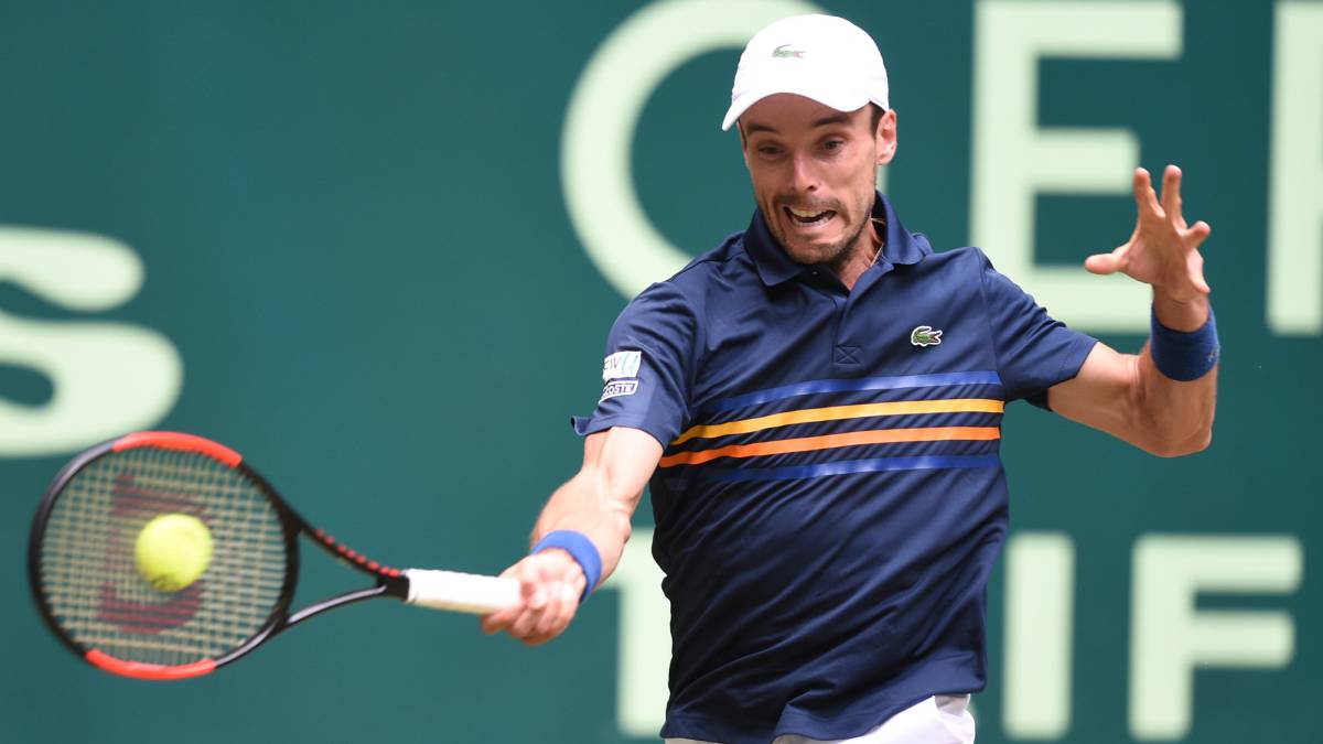 Bautista y Federer alcanzan las semifinales de Halle
