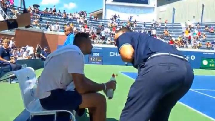 Inaudito: el árbitro baja a animar a Kyrgios en pleno partido
