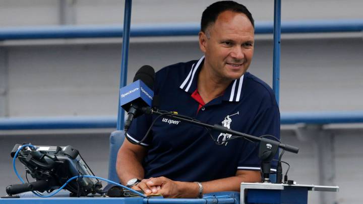 El juez de silla Mohamed Lahyani arbitra un partido de dobles durante el pasado US Open.