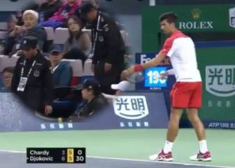 De locos: dos policías cortan a Djokovic en pleno servicio