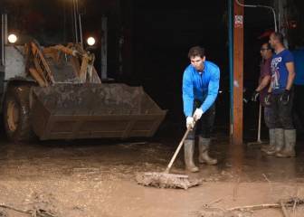 Rafa Nadal lends a hand in Mallorca flood clean up operation