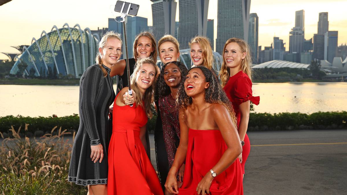 Kiki Bertens, Karolina Pliskova, Elina Svitolina, Petra Kvitova, Caroline Wozniacki, Angelique Kerber, Sloane Stephens y Naomi Osaka posan para una selfi tras el sorteo de los grupos de las WTA Finals de Singapur.