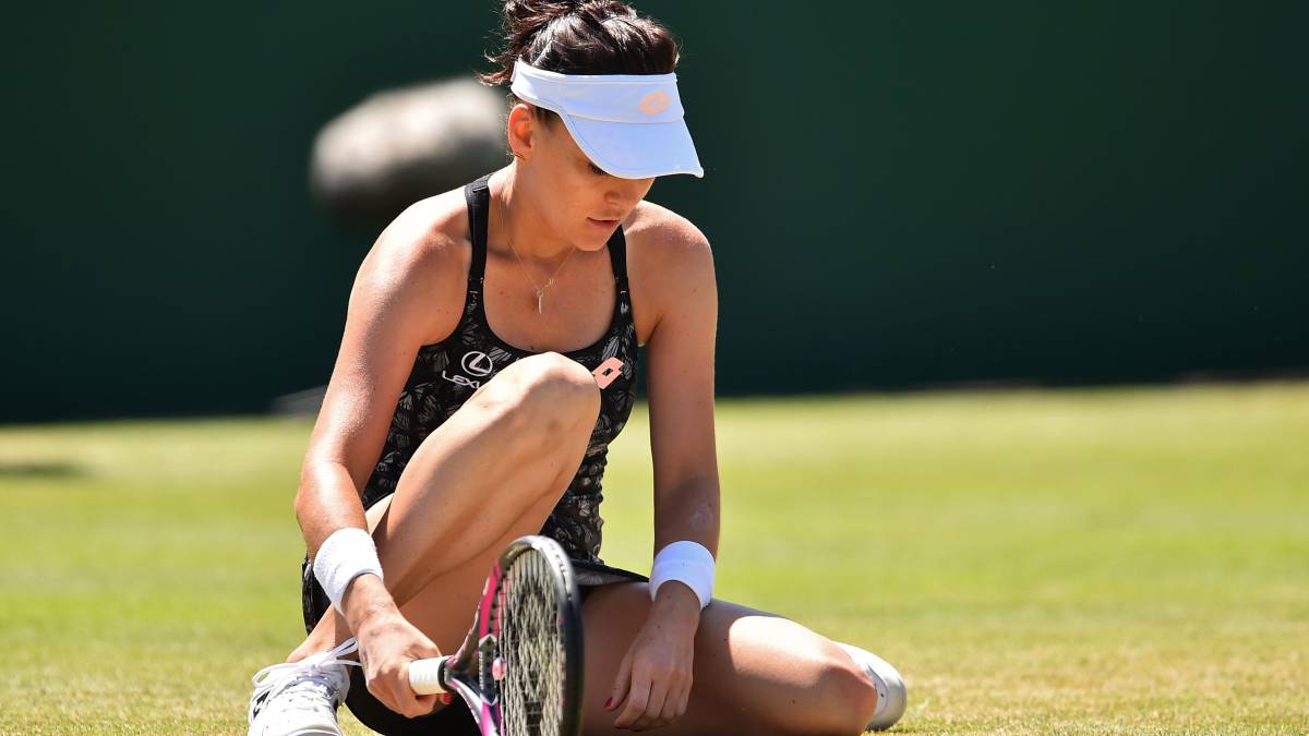 Agnieszka Radwanska reacciona durante su partido de semifinales ante Aryna Sabalenka en el Nature Valley International de Eastbourne.