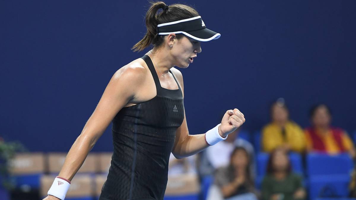 Garbiñe Muguruza celebra un punto ante Anastasija Sevastova durante su partido de fase de grupos en el WTA Elite Trophy de Zhuhai en el Hengqin Tennis Center.