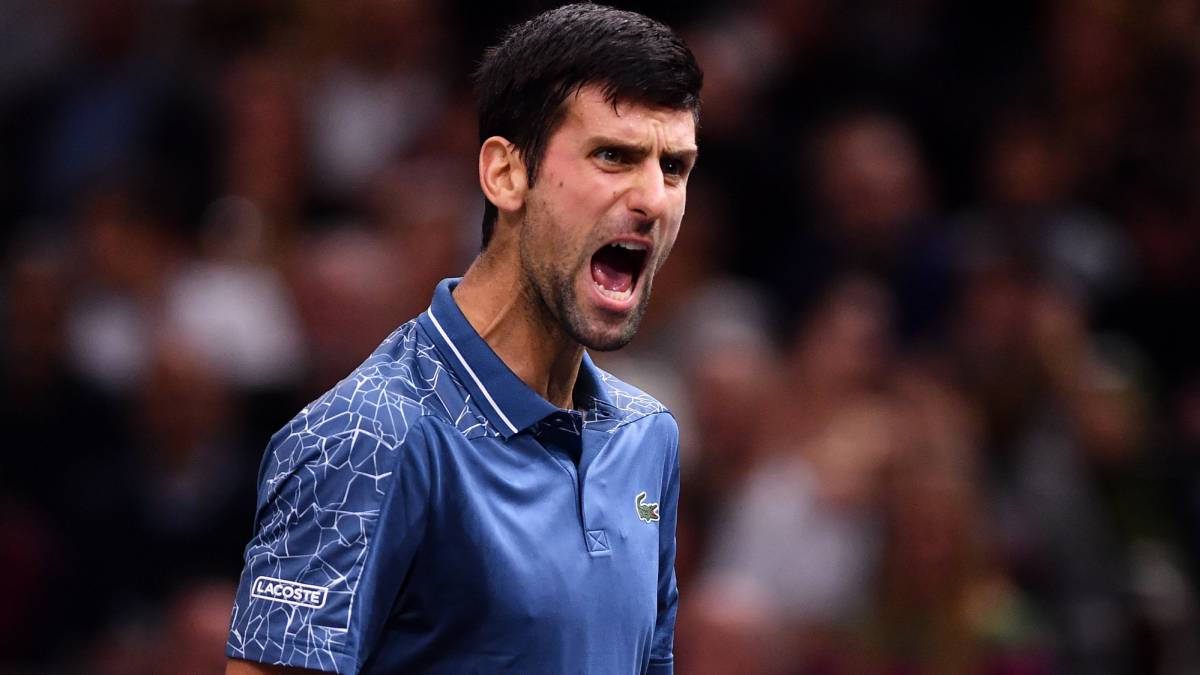 Novak Djokovic celebra un punto durante la final del Rolex París Masters ante el ruso Karen Khachanov.