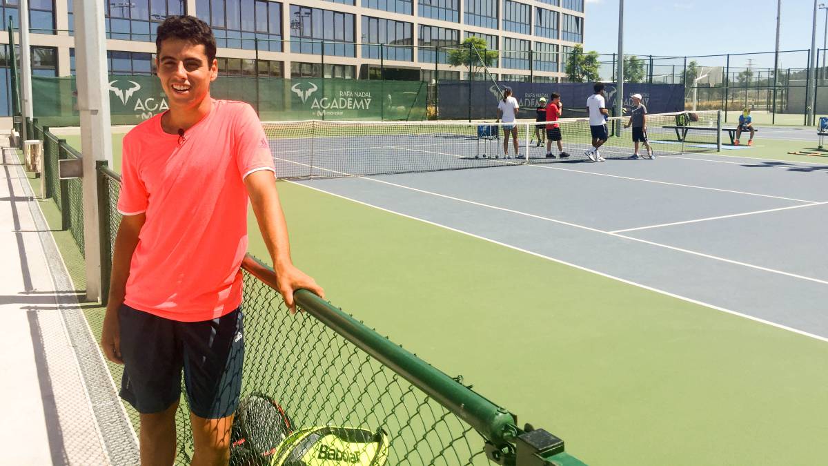 Jaume Munar posa en las instalaciones de la Rafa Nadal Academy by Movistar.