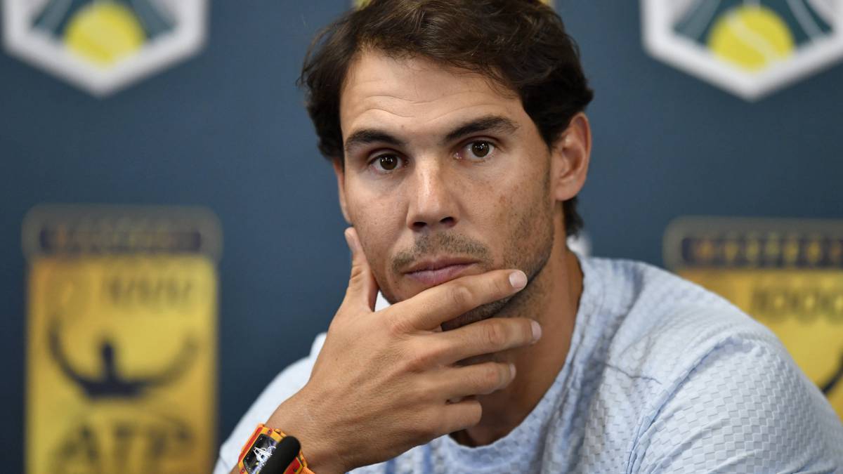 Rafa Nadal atiende a los medios de comunicación en el Rolex Paris Masters.