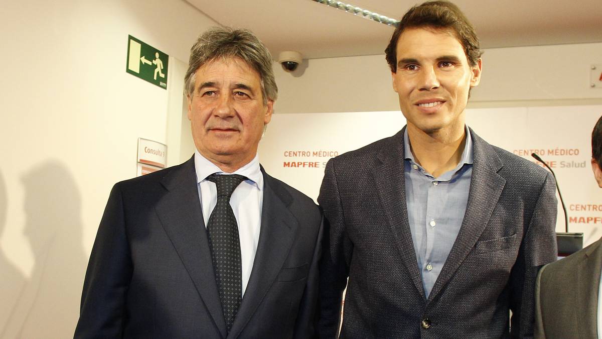 El doctor Ángel Ruiz Cotorro y Rafa Nadal posan en la inauguración de la Clínica Mapfre de Medicina del Tenis en Madrid.